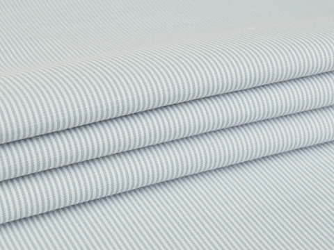 Ткань в узкую светло-серую полоску из полиэстера и хлопка