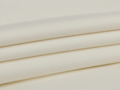 Однотонный поплин молочного цвета из полиэстера и вискозы