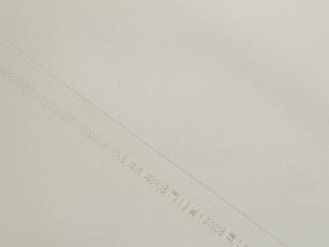 Однотонный поплин молочного цвета из полиэстера и вискозы