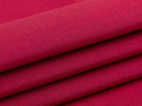 Однотонная ткань вишневого цвета из полиэстера и хлопка