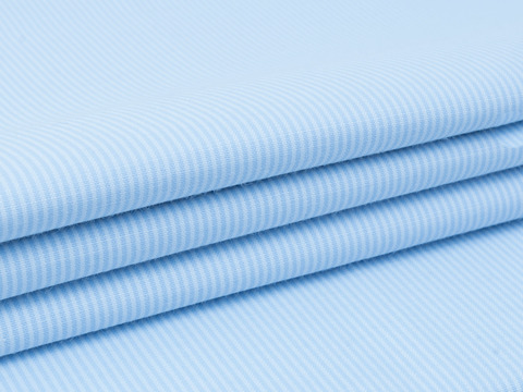 Ткань в узкую нежно-голубую полоску из полиэстера и хлопка