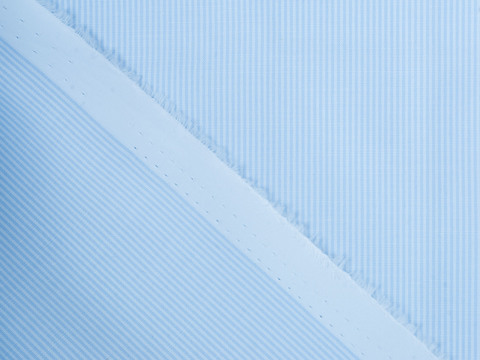 Ткань в узкую нежно-голубую полоску из полиэстера и хлопка