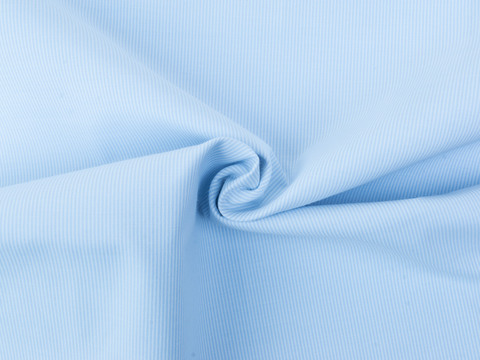 Ткань в узкую нежно-голубую полоску из полиэстера и хлопка