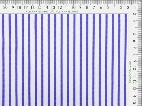 Белая ткань в узкую синюю полоску из полиэстера хлопка и лайкры