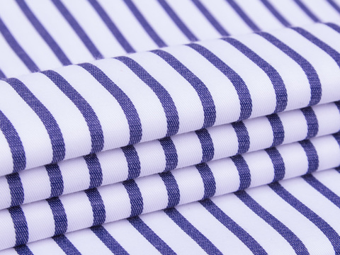 Белая ткань в узкую синюю полоску из полиэстера хлопка и лайкры
