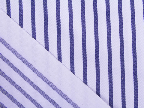 Белая ткань в узкую синюю полоску из полиэстера хлопка и лайкры
