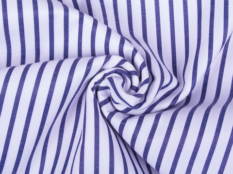 Белая ткань в узкую синюю полоску из полиэстера хлопка и лайкры