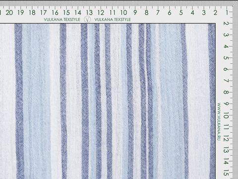 Белая ткань в широкую голубую и узкую синюю полоску из хлопка