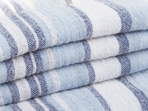 Белая ткань в широкую голубую и узкую синюю полоску из хлопка