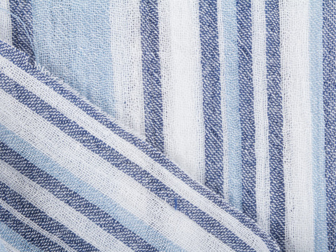 Белая ткань в широкую голубую и узкую синюю полоску из хлопка