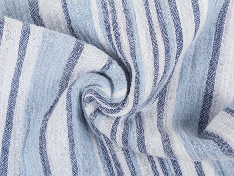 Белая ткань в широкую голубую и узкую синюю полоску из хлопка