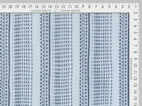 Белая ткань добби в прерывающуюся синюю полоску из вискозы и хлопка