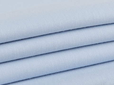 Однотонный поплин светло-голубого цвета из полиэстера и хлопка