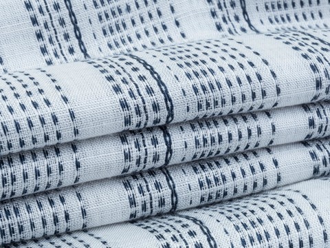 Белая ткань добби в прерывающуюся синюю полоску из вискозы и хлопка