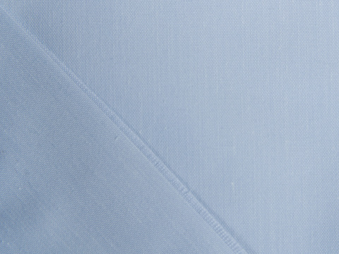 Однотонный поплин светло-голубого цвета из полиэстера и хлопка