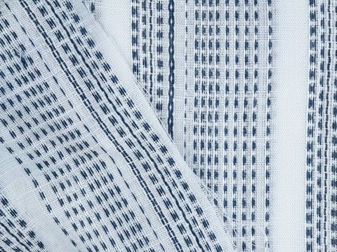 Белая ткань добби в прерывающуюся синюю полоску из вискозы и хлопка