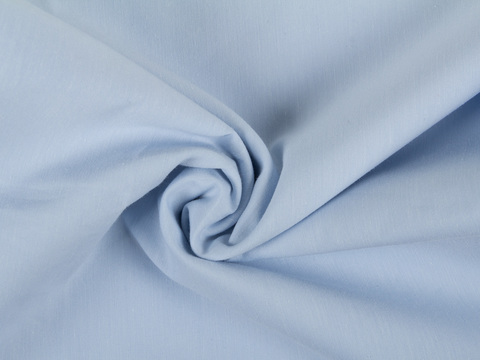 Однотонный поплин светло-голубого цвета из полиэстера и хлопка