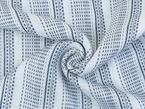 Белая ткань добби в прерывающуюся синюю полоску из вискозы и хлопка