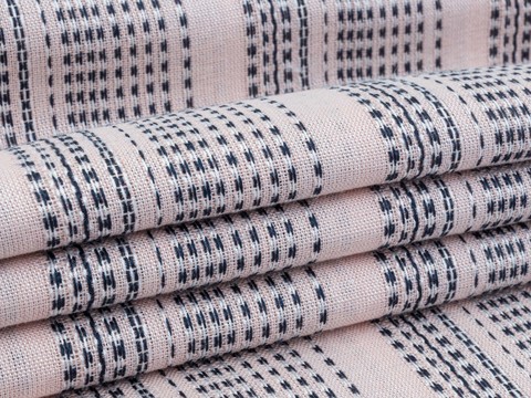 Ткань добби персикового цвета в бело-синюю полоску из вискозы и хлопка
