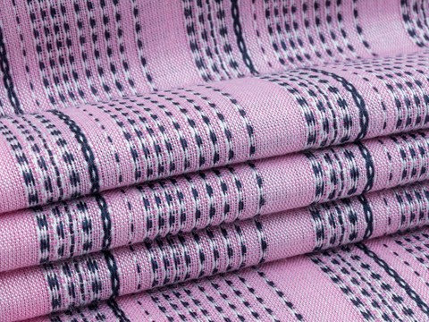 Нежно-розовая ткань добби в прерывающуюся синюю полоску из вискозы и хлопка