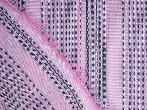 Нежно-розовая ткань добби в прерывающуюся синюю полоску из вискозы и хлопка