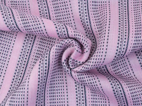 Нежно-розовая ткань добби в прерывающуюся синюю полоску из вискозы и хлопка