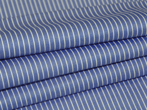 Синяя ткань в тонкую белую полоску из полиэстера и хлопка
