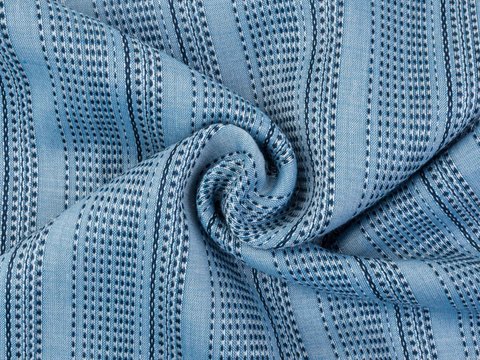 Голубая ткань добби в бело-синюю полоску из вискозы и хлопка