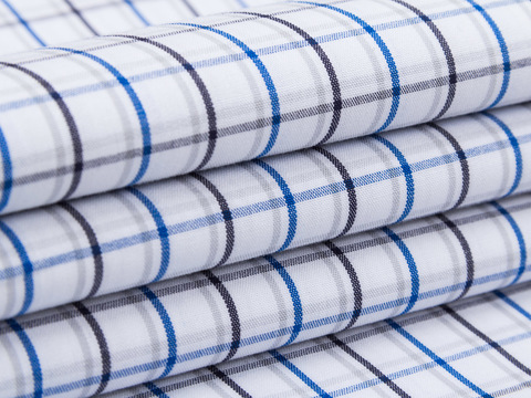 Белая ткань в светло и тёмно-синюю клетку из хлопка