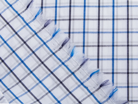 Белая ткань в светло и тёмно-синюю клетку из хлопка
