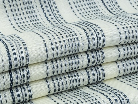 Светло-жёлтая ткань добби в прерывающуюся синюю полоску из вискозы и хлопка