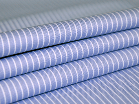 Голубая ткань в тонкую белую полоску из полиэстера и хлопка