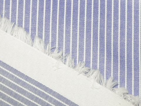 Голубая ткань в тонкую белую полоску из полиэстера и хлопка