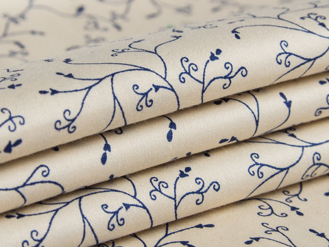 Ткань с синим цветочным принтом на бежевом фоне хлопок