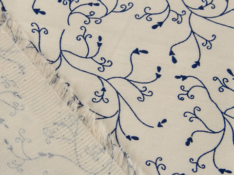Ткань с синим цветочным принтом на бежевом фоне хлопок