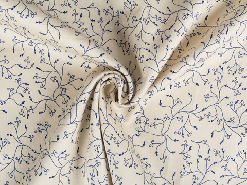 Ткань с синим цветочным принтом на бежевом фоне хлопок