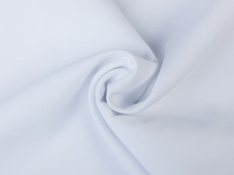 Однотонная белая ткань из полиэстера