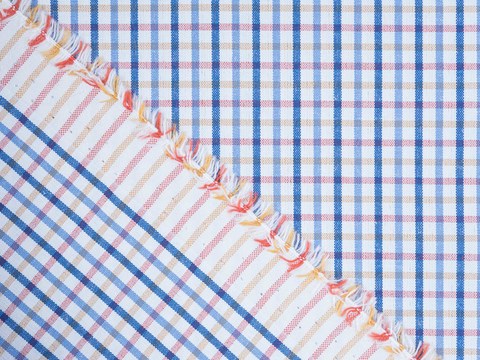 Белая ткань KOOLTEX в мелкую красно-жёлто-синюю клетку из полиэстера и хлопка