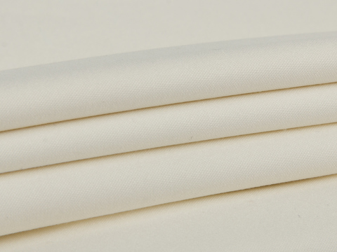 Однотонный поплин молочного цвета из полиэстера и вискозы