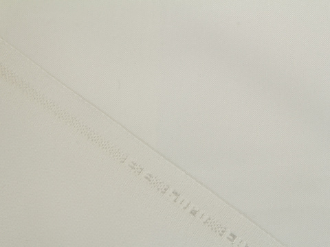 Однотонный поплин молочного цвета из полиэстера и вискозы