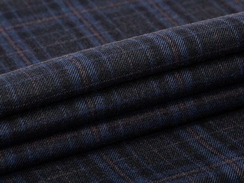 Угольно-серая ткань в голубую и розовую клетку из полиэстера и вискозы