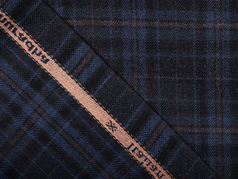 Угольно-серая ткань в голубую и розовую клетку из полиэстера и вискозы