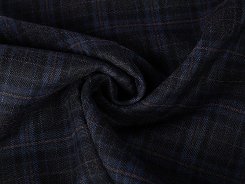 Угольно-серая ткань в голубую и розовую клетку из полиэстера и вискозы