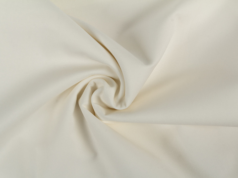 Однотонный поплин молочного цвета из полиэстера и вискозы