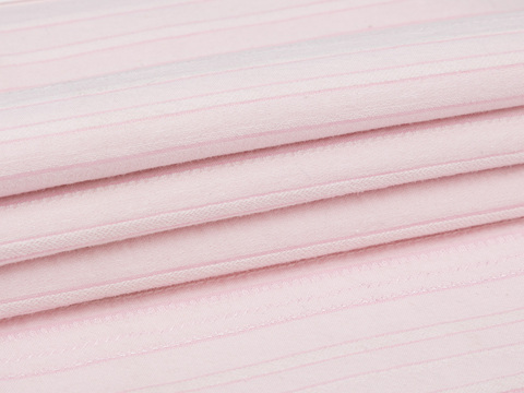 Розовая ткань сложного плетения в узкую белую полоску из хлопка и полиэстера