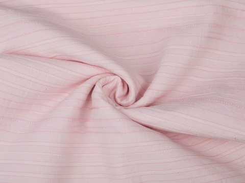 Розовая ткань сложного плетения в узкую белую полоску из хлопка и полиэстера
