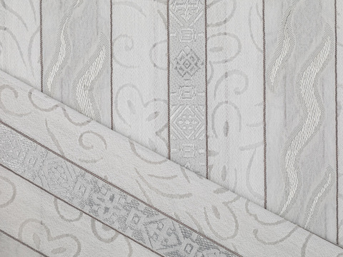 Жаккард серебристого цвета в полоску с узорами из полиэстера и вискозы