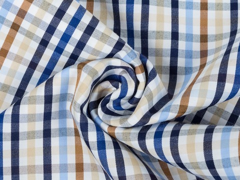 Белая ткань в сине-бежево-коричневую клетку из полиэстера и хлопка