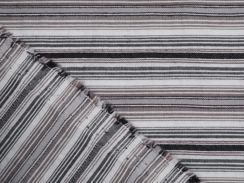 Ткань в горизонтальную бело-чёрно-серую полоску из хлопка и полиэстера