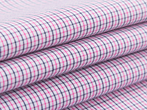 Белая ткань в мелкую розовую и синюю клетку из хлопка